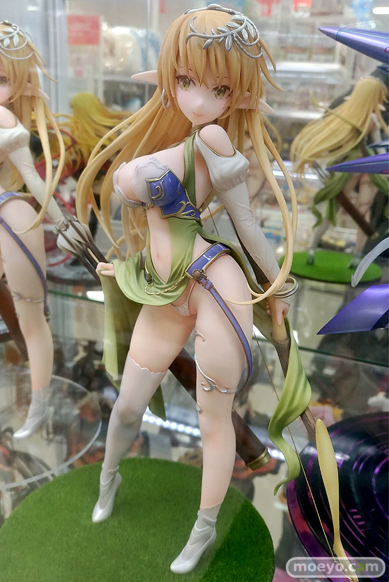 秋葉原の新作フィギュア展示の様子02