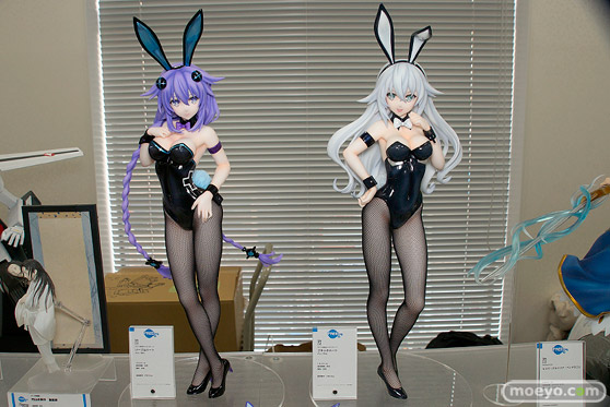 2018冬 ホビーメーカ合同展示会でのフリーイング新作場にフィギュア　パープルハート　ブラックハート　クリスカ　の彩色サンプル展示の様子01