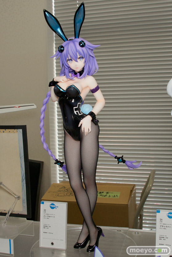 2018冬 ホビーメーカ合同展示会でのフリーイング新作場にフィギュア　パープルハート　ブラックハート　クリスカ　の彩色サンプル展示の様子02