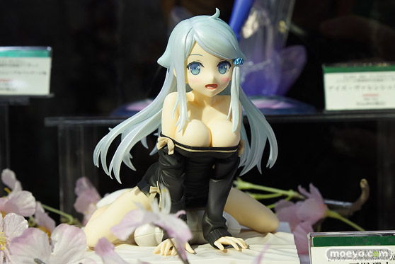 秋葉原の新作フィギュア展示の様子01