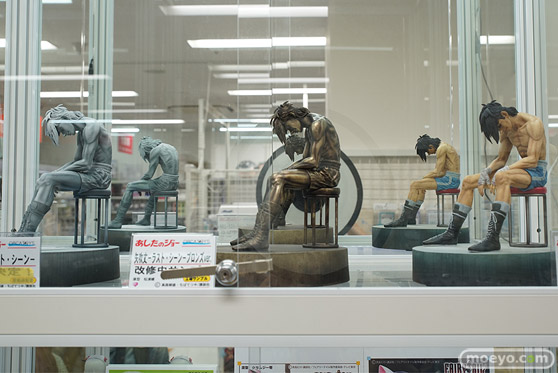 秋葉原の新作フィギュア展示の様子01