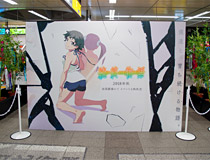 キャストやスタッフ、キャラクターの短冊がずらり！JR秋葉原駅にて「物語」シリーズの「七夕展示」が開催！