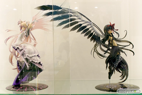 秋葉原の新作フィギュア展示の様子01