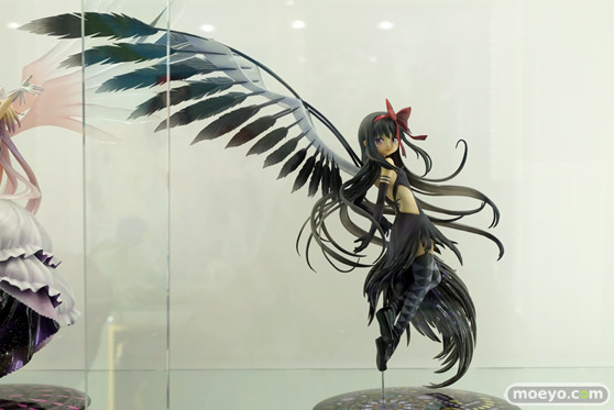 秋葉原の新作フィギュア展示の様子02