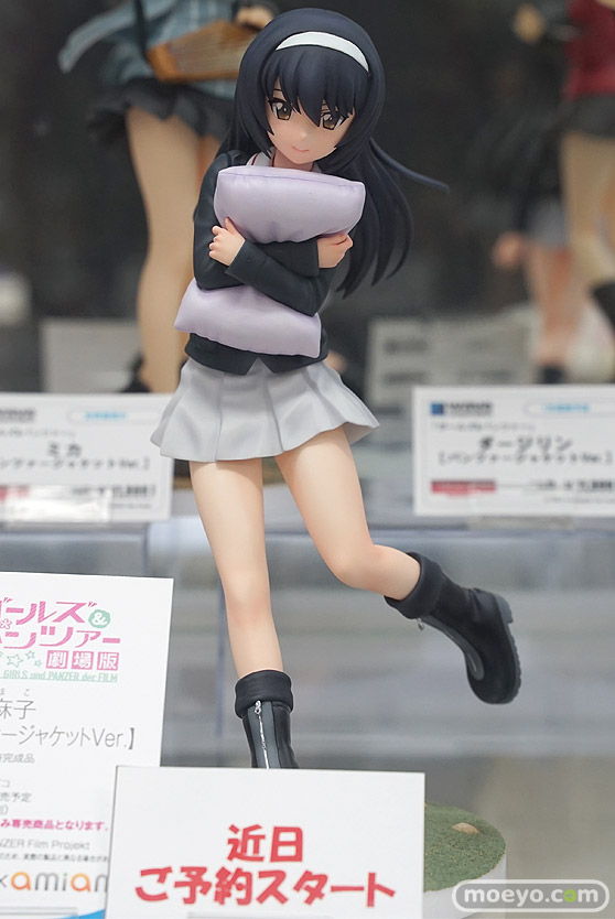 秋葉原の新作フィギュア展示の様子02