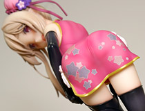 前かがみでソックスを履く一瞬のポーズ！ファット・カンパニー「Fate/kaleid liner プリズマ☆イリヤ ドライ！！ イリヤ チャイナドレスVer.」新作フィギュア彩色サンプル画像レビュー