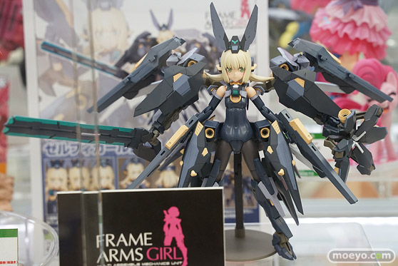 秋葉原での新作フィギュア展示の様子01