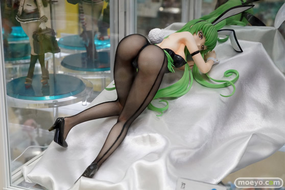 秋葉原の新作フィギュア展示の様子01