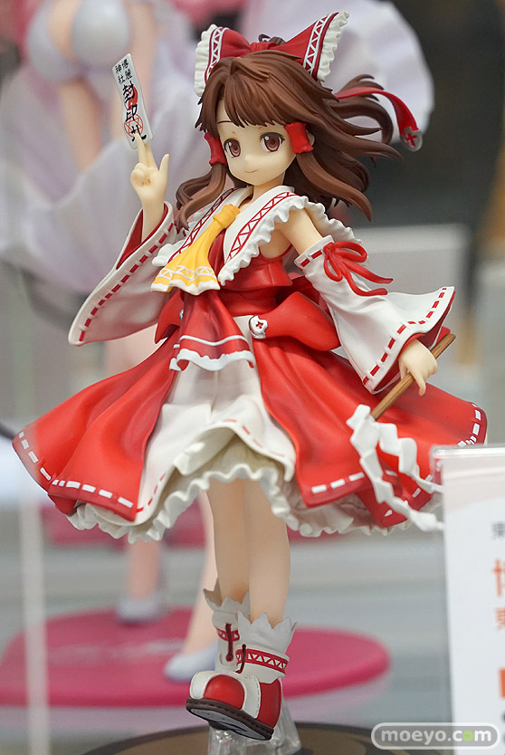 秋葉原の新作フィギュア展示の様子 01