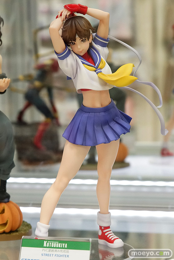 秋葉原の新作フィギュア展示の様子01