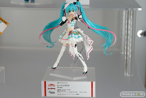 秋葉原の新作フィギュア展示の様子 04