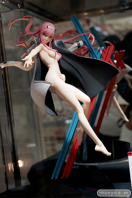 秋葉原の新作フィギュア展示の様子 03