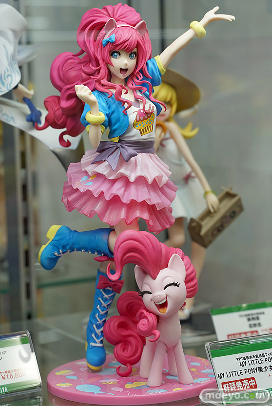 秋葉原の新作フィギュア展示の様子 03