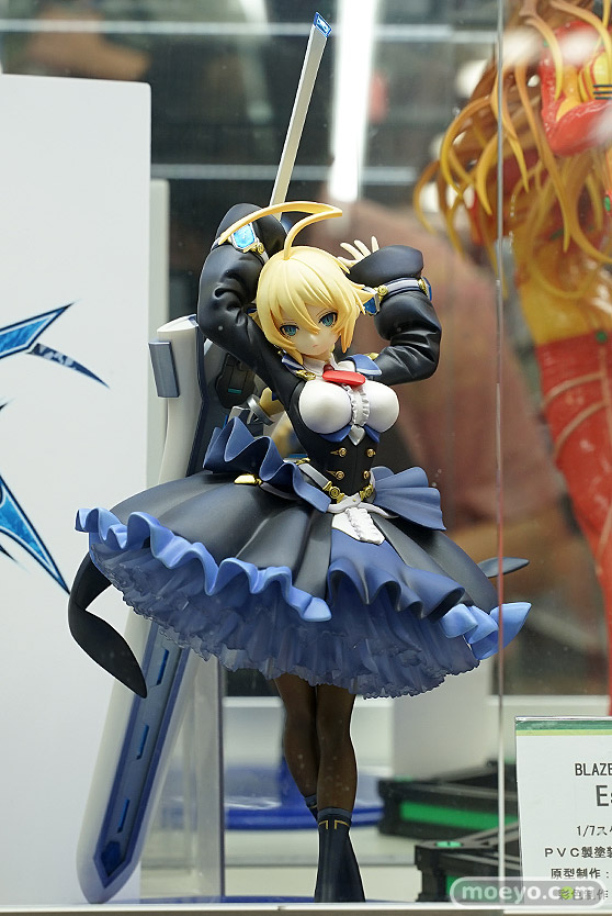 秋葉原の新作フィギュア展示の様子 01