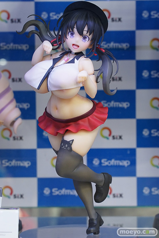 秋葉原の新作フィギュア展示の様子 01