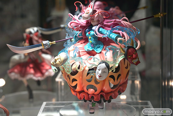 秋葉原の新作フィギュア展示の様子 01