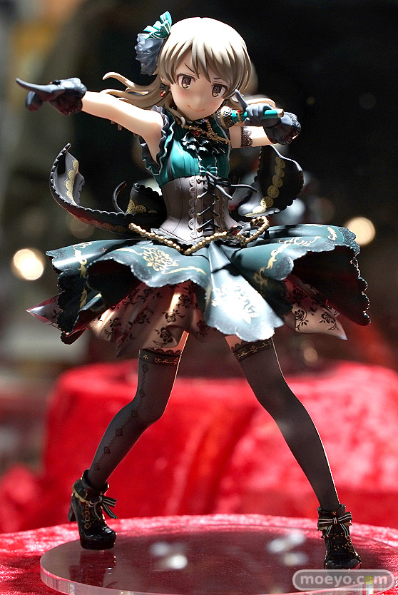 秋葉原の新作フィギュア展示の様子 01