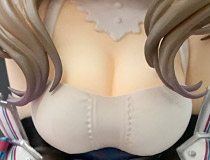 KADOIKAWA新作美少女フィギュア「通常攻撃が全体攻撃で二回攻撃のお母さんは好きですか？ 大好真々子」PVCサンプルがアキバで展示！