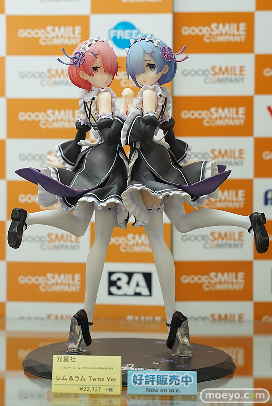 秋葉原の新作フィギュア展示の様子 01