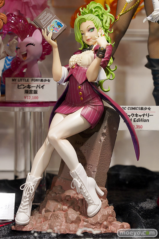 秋葉原の新作フィギュア展示の様子 01