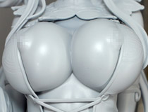 【アダルトフィギュア】【エロホビ】魚デニムさんイラストを立体化！ロケットボーイ新作エロフィギュア「お香を持ったチャイナ娘」監修中原型が展示！