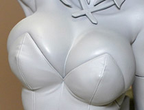 【2022夏合同展示会】メディコス・エンタテインメント新作美少女フィギュア「TVアニメ「最近雇ったメイドが怪しい」 リリス」監修中原型が展示！