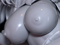 【エロホビ】【アダルトフィギュア】メメ50さんイラストを立体化！ロケットボーイ新作エロフィギュア「オカネダイスキ 須藤遠亜」監修中原型が展示！