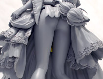 【WF2023冬】SHIBUYA SCRAMBLE FIGURE新作美少女フィギュア「ドールズフロントライン ZB-26 千羽目の折り鶴 -重傷 Ver.-」監修中原型が展示！