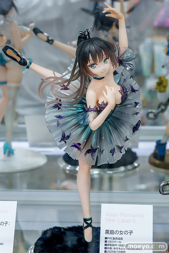 秋葉原の新作フィギュア展示の様子黒鳥の女の子   04
