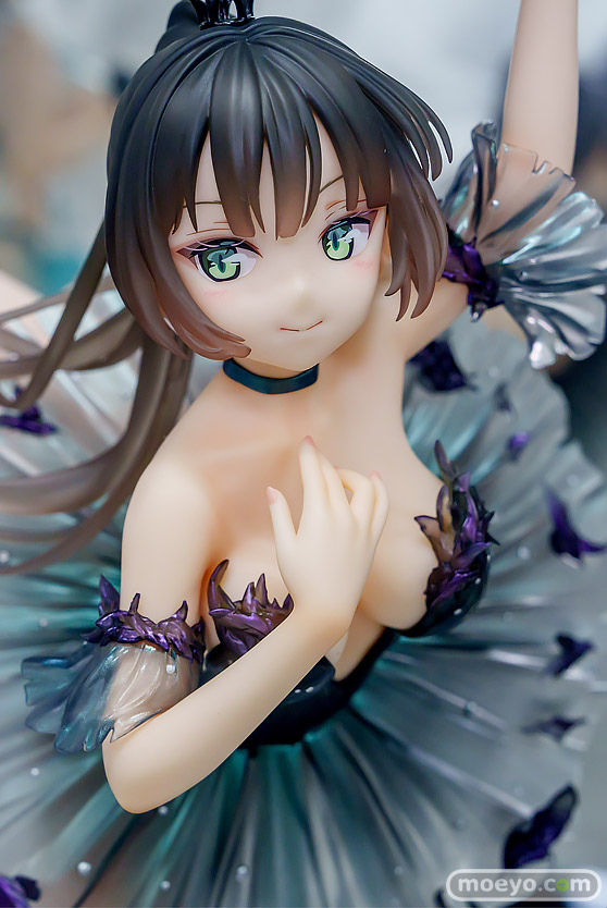 秋葉原の新作フィギュア展示の様子黒鳥の女の子   05