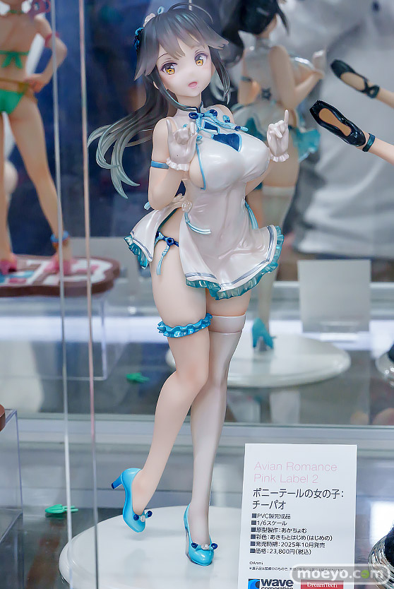 秋葉原の新作フィギュア展示の様子黒鳥の女の子   09