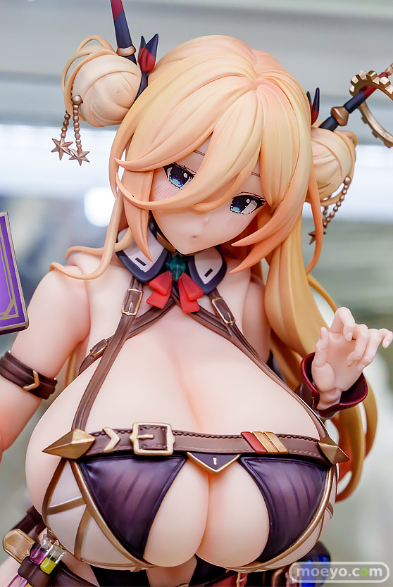 秋葉原の新作フィギュア展示の様子黒鳥の女の子   14