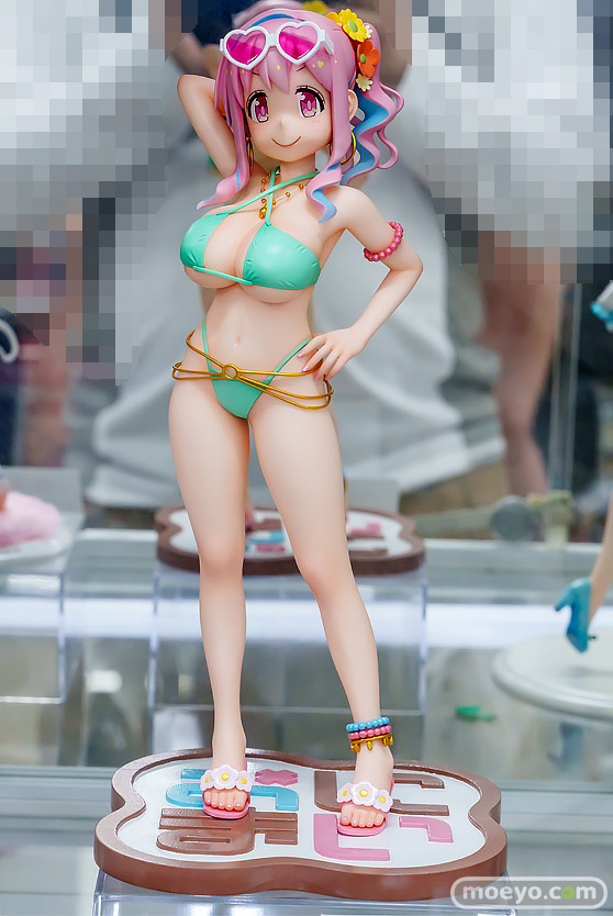 秋葉原の新作フィギュア展示の様子黒鳥の女の子   23