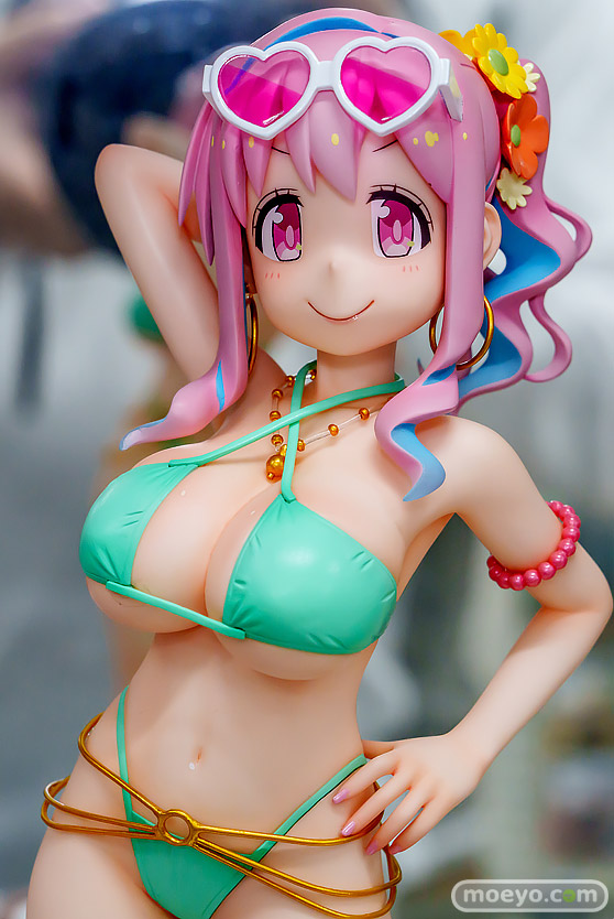 秋葉原の新作フィギュア展示の様子黒鳥の女の子   24