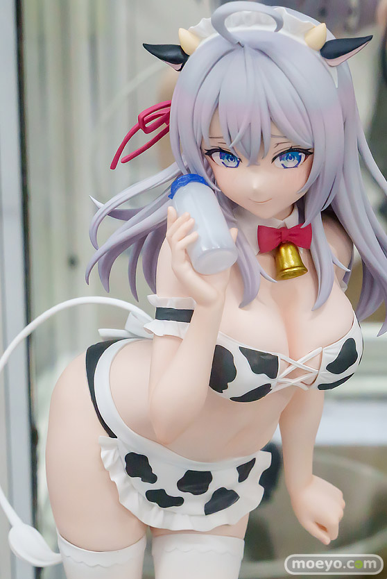 秋葉原の新作フィギュア展示の様子黒鳥の女の子   32