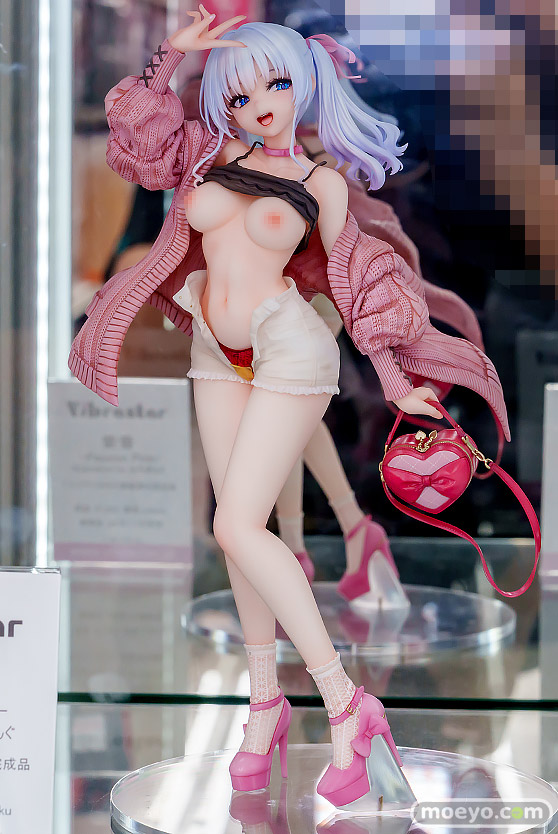 秋葉原の新作フィギュア展示の様子 2025年9月20日 あみあみ Vibrastar『紫音 -Passion Pink-』 illustration by みちきんぐ チュロス Rokuku 01