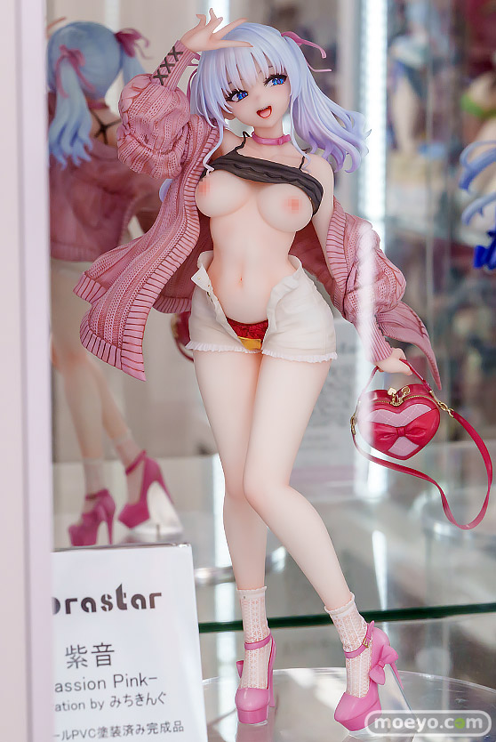 秋葉原の新作フィギュア展示の様子 2025年9月20日 あみあみ Vibrastar『紫音 -Passion Pink-』 illustration by みちきんぐ チュロス Rokuku 02