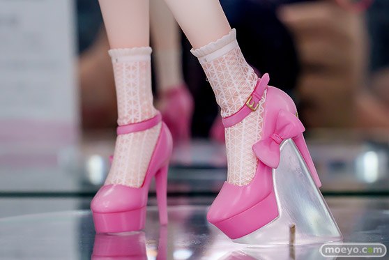 秋葉原の新作フィギュア展示の様子 2025年9月20日 あみあみ Vibrastar『紫音 -Passion Pink-』 illustration by みちきんぐ チュロス Rokuku 13