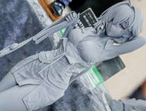 【宮沢展示会47】コトブキヤ新作美少女フィギュア「ユミアのアトリエ ユミア・リースフェルト お天気雨Ver.」監修中原型が展示！