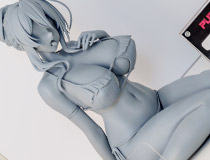 【WF2026冬】【アダルトフィギュア】ぷぅ崎ぷぅ奈さんイラストを立体化！PURE新作エロフィギュア「未亡人の雪女 雪乃深冬 水着Ver.」監修中原型が展示！