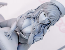 【WF2026冬】【アダルトフィギュア】Chowbieさんのイラストを立体化！Vivifyの新作エロフィギュア「Naomi」監修中原型が展示！