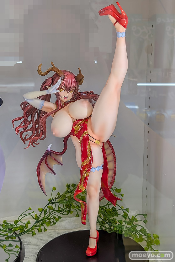 秋葉原の新作フィギュア展示の様子 2026年8月22日 エムズ ドラゴン娘の龍華ちゃん 『オタク友達とのセックスは最高に気持ちいい』 三芳 メイドVer. 01