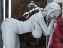 【エロホビ14】【アダルトフィギュア】あるぷさんイラストを立体化！ネイティブ新作エロフィギュア「オタク友達とのセックスは最高に気持ちいい 三芳」監修中原型が展示！